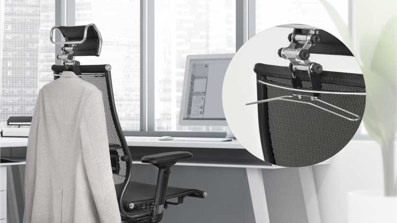 Полезный аксессуар от МЕТТА – вешалка для одежды на спинке кресла